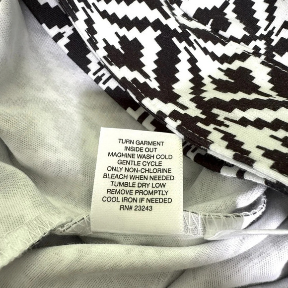 NY & Company L Geometric designed B&W Skort w/belt and side pockets. Flared legs - Picture 10 of 10